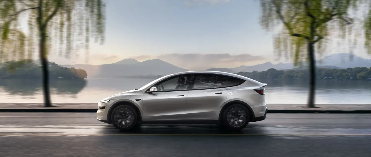 Tesla Model Y L (6-seat) 2026